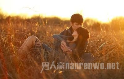 女人跟男人八大暧昧的表现