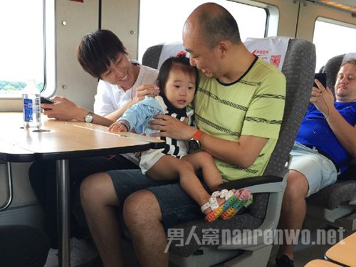 耳机暖男走红后害怕被打扰