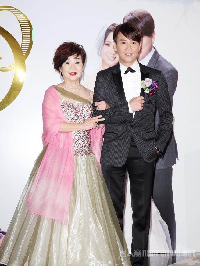 陶喆母亲护子称大陆女生太坏 杨子晴怒了!
