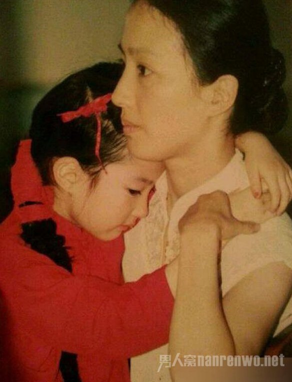 刘亦菲小时候和妈妈