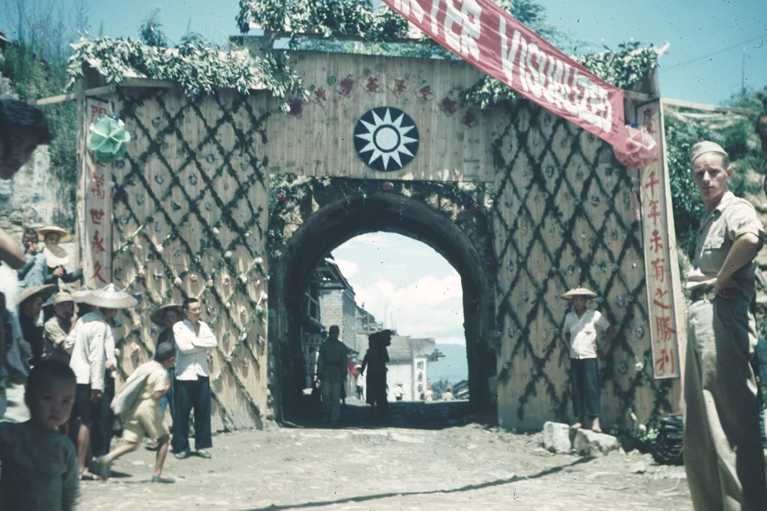 这是1945年8月21日湖南芷江全城欢庆抗战胜利的场景。