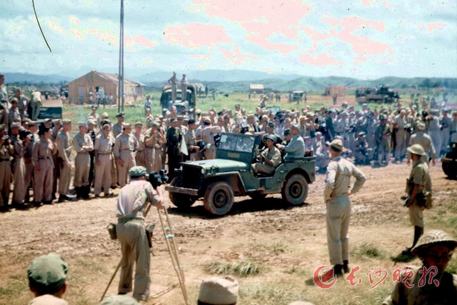 这是1945年8月21日，日本投降代表下机后乘坐插有白旗的降车，绕场一周示众。