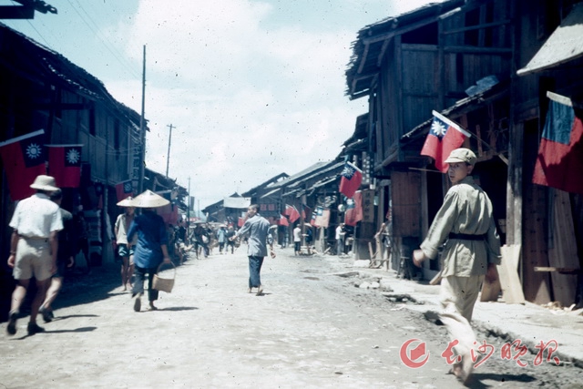 这是1945年8月21日芷江全城欢庆抗战胜利的场景。