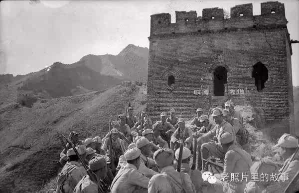 1938 春河北涞源浮图峪长城，战后总结会。1940百团大战第二阶段涞(源)灵(丘)战役中,晋察冀三分区部队在涞源三甲村歼灭敌寇百余人,俘日军二十余人、伪军五十余人。图为战后欢迎大会。