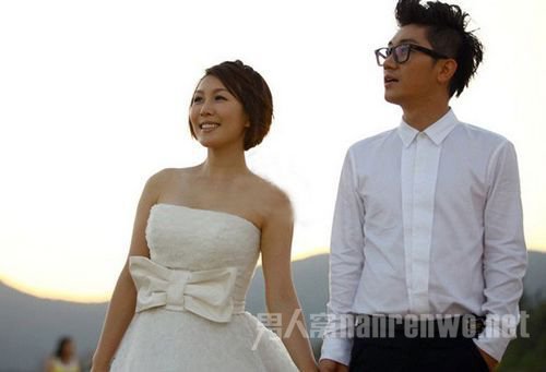 金志文和老婆眺望远方