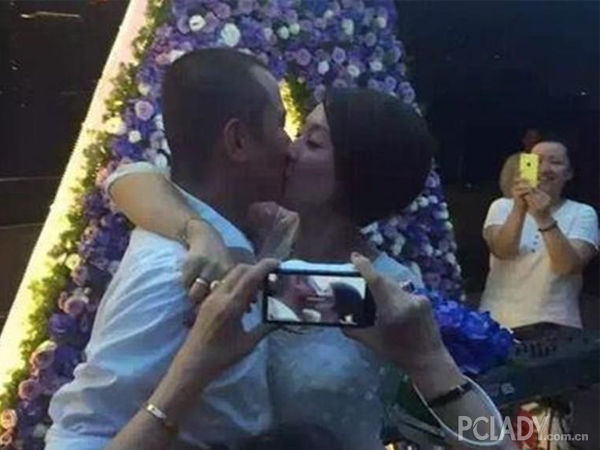 　(文章穿白衬衫的再求婚现场)