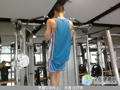 宽握胸前引体向上收