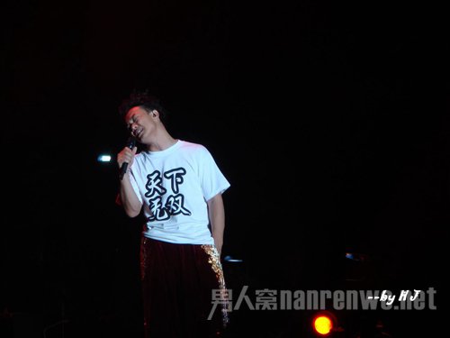 陈奕迅在演唱会上演唱
