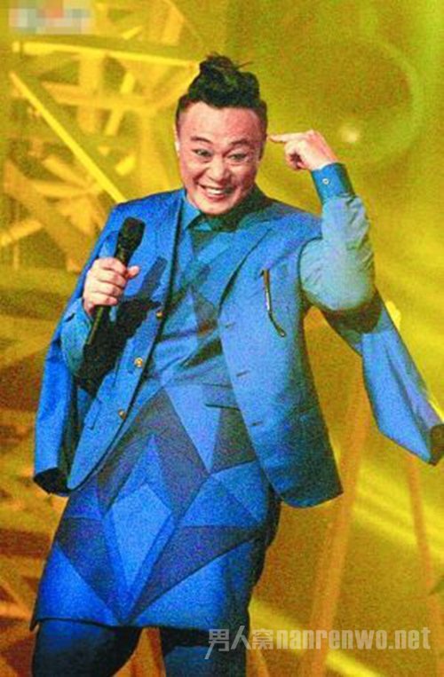 陈奕迅指着脑袋，讽刺台下乱喊的歌迷脑子有问题