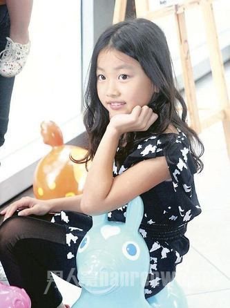 陈奕迅和女儿一起洗澡
