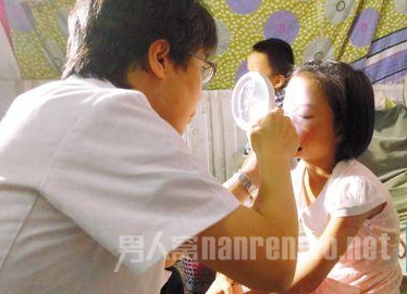 一家美容机构的工作人员为小玲做检查