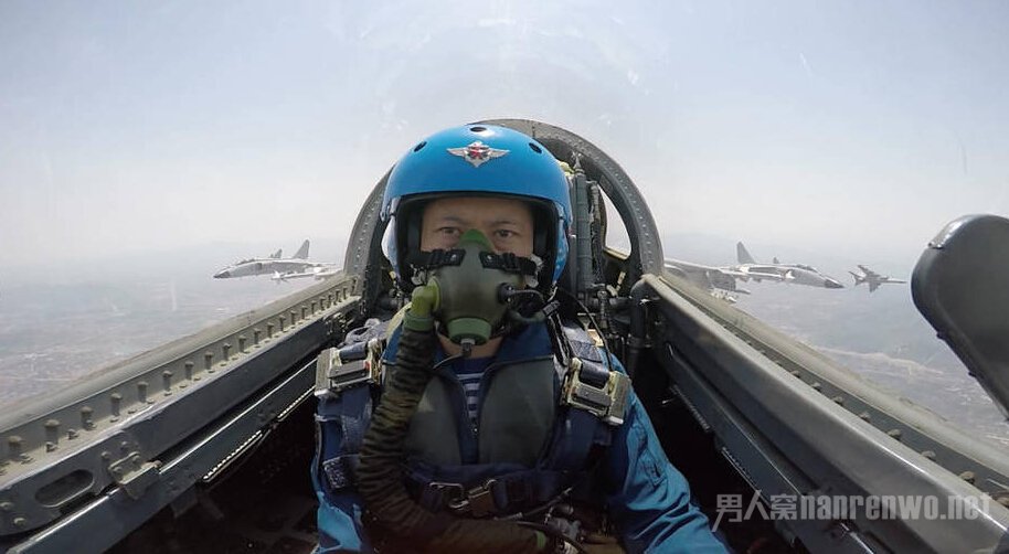 海上巡逻机梯队预警机中队进行阅兵针对性训练