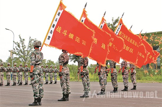 本次阅兵训练中的“攻坚英雄连”英模部队方队护旗手