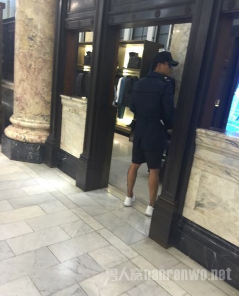 杜淳现身服装店