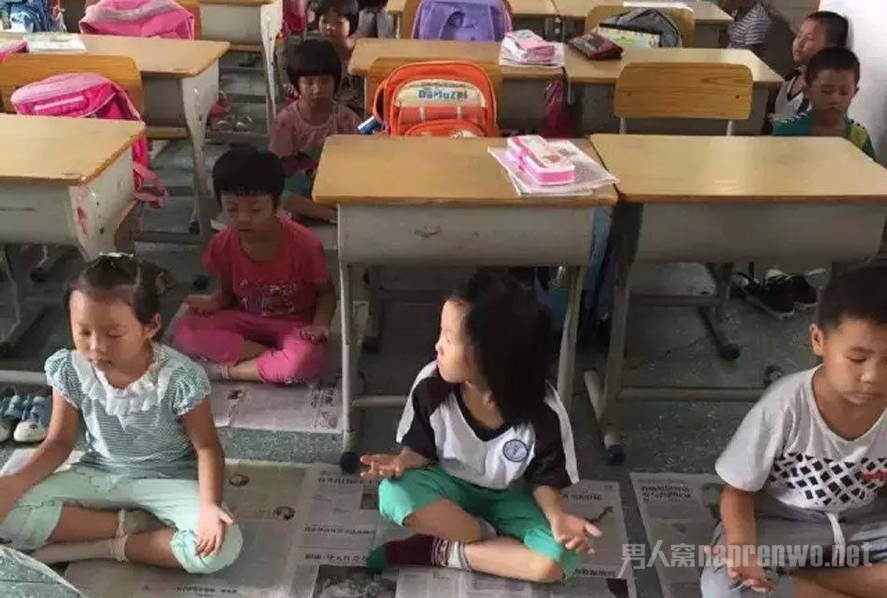 校长要求学生只能打坐午睡