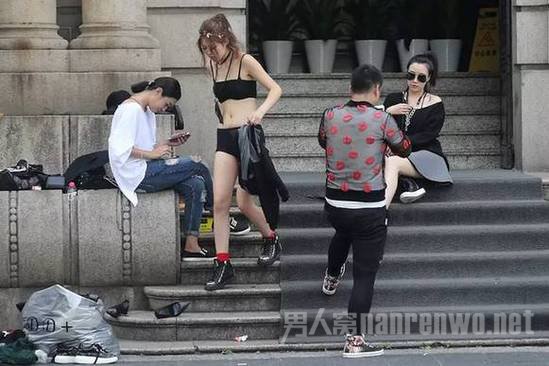 当众脱到只剩下内衣裤