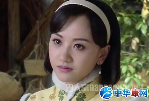 杨蓉整容前五官不立体