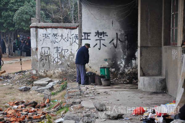 女子劝阻老人随地小便反被追打