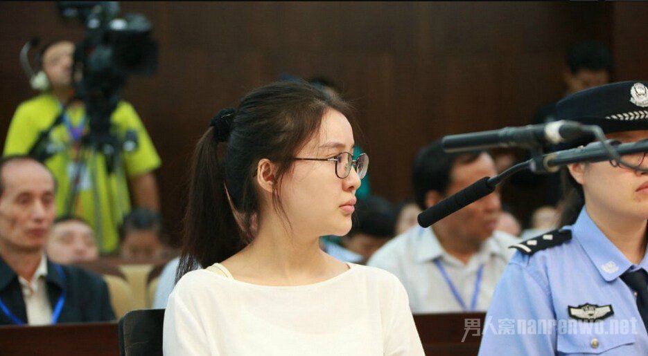 郭美美受审
