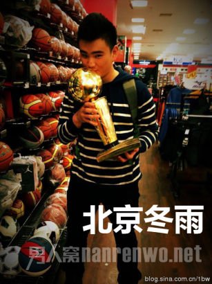 傅艺伟儿子亲吻奖杯
