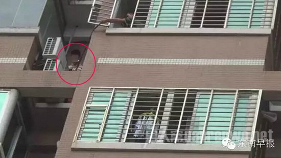 男子送情妇回家遇正牌男友