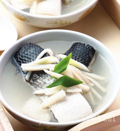 酸笋鲫鱼汤