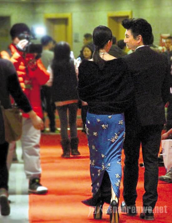 刘诗诗吴奇隆颁奖礼上秀亲密
