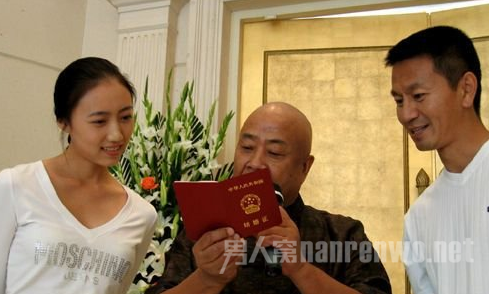 吴若甫和妻子及友人
