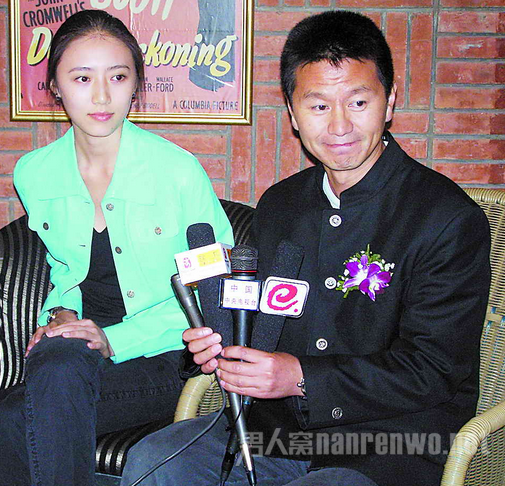 吴若甫和妻子接受访问