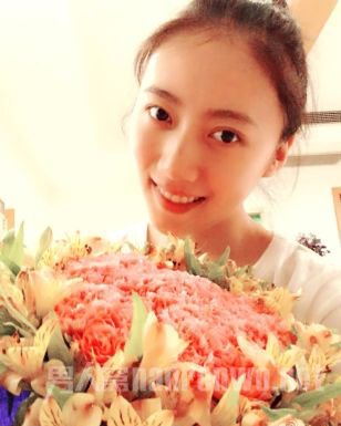 吴若甫老婆抱着花