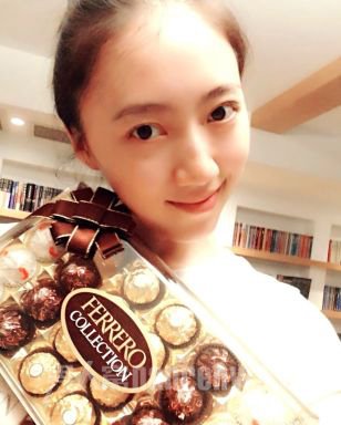 吴若甫老婆拿着巧克力