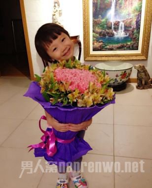 吴若甫女儿捧着花