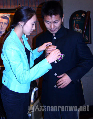 吴若甫老婆帮自己别花