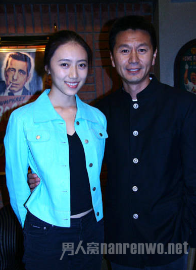 吴若甫搂着老婆