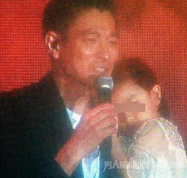 刘德华怀抱女儿