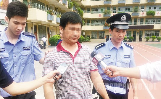 老师在课堂用多媒体看黄片