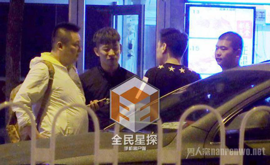 曹云金在饭店门外与朋友闲聊