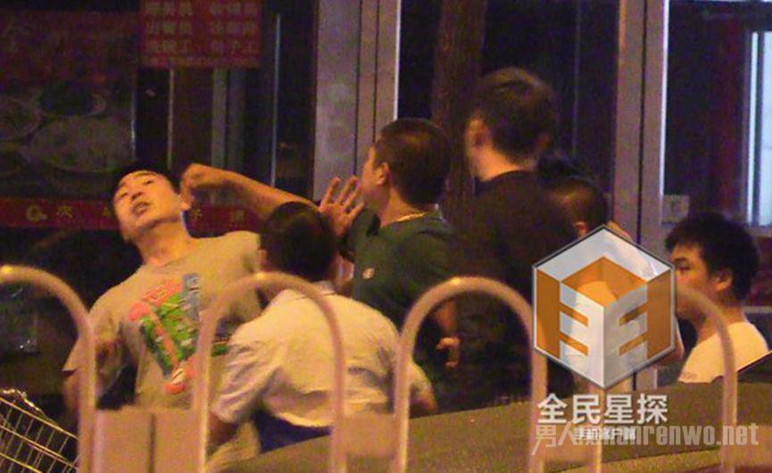 曹云金的助理立刻冲上前