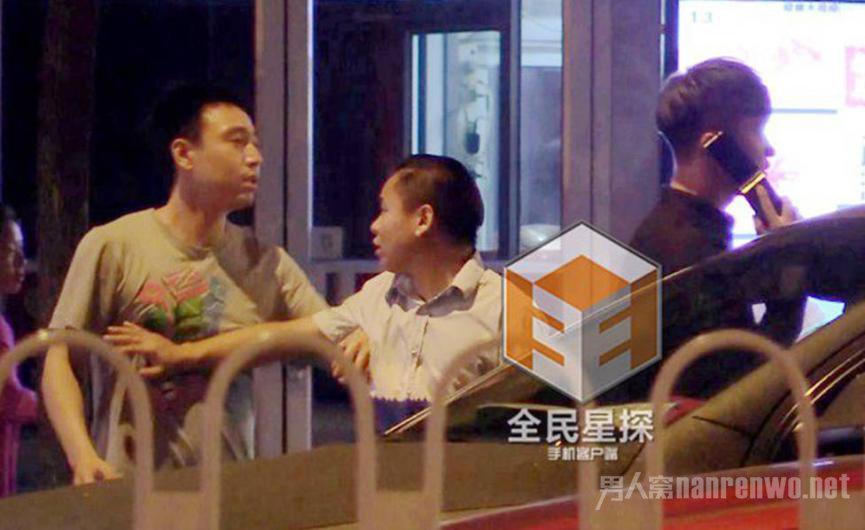 蓝白小哥劝架