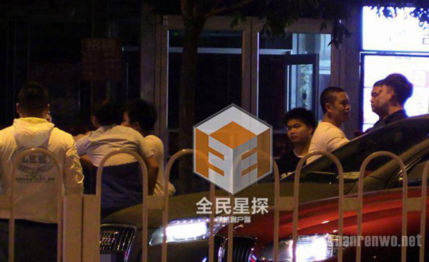 灰衣人敲碎啤酒瓶