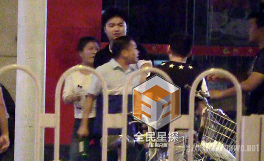 蓝白小哥同样敲碎啤酒瓶