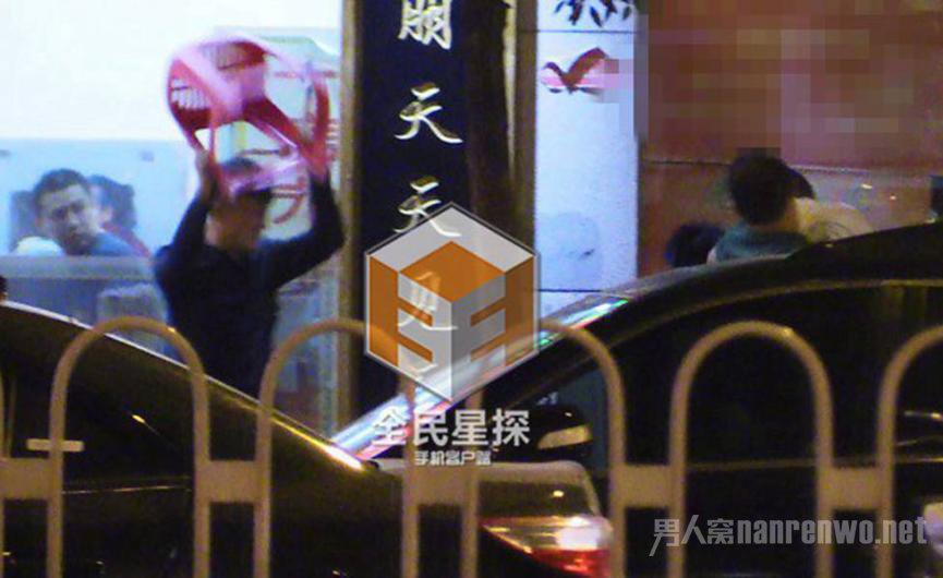 曹云金抡起椅子