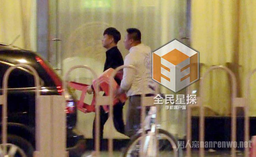 曹云金与好友拿椅子