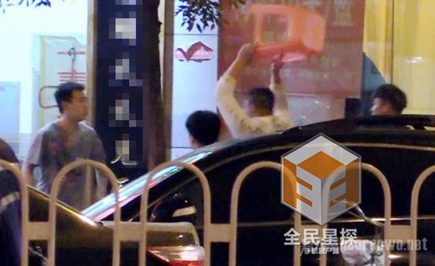 他的白衣好友走来加入“战争”