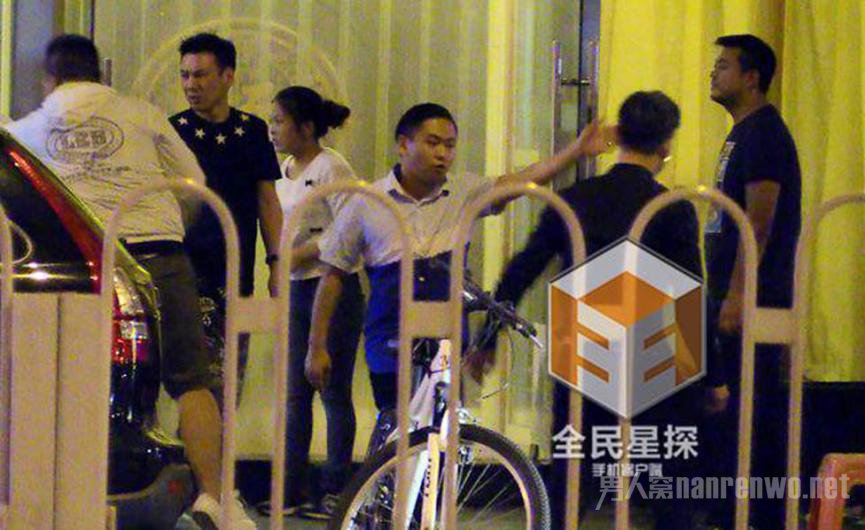 蓝白小哥让曹云金先行离开