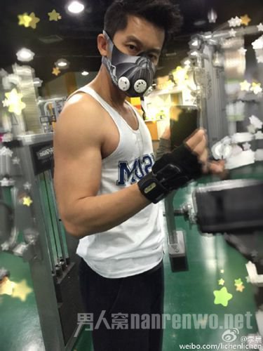 李晨戴防毒面具