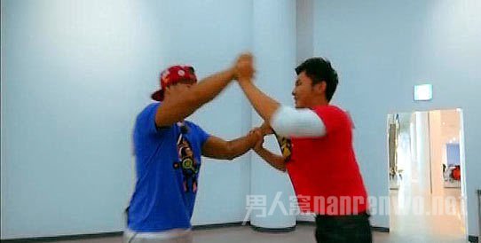 两大壮男对决
