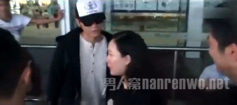 霍思燕李晨亲密老公站在旁边