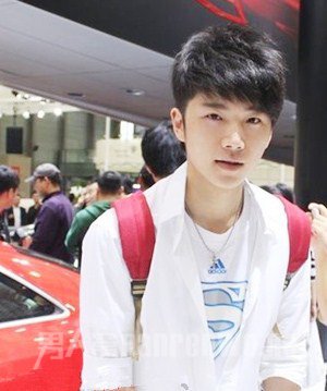 　斜刘海男生短发