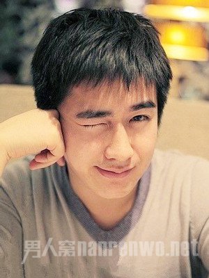 　黑色男生短发
